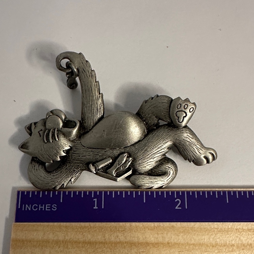 Vintage Signed JJ Pewter Cat Pin Dangling Fish Kitty Eating 2.5" - Picture 4 of 4